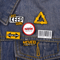 NEVER STOP Metal Pins orologio personalizzato scegli i distintivi del risvolto di fiducia citazioni ispiratrici spille in metallo smaltato morbido Dropshipping