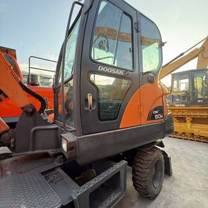 Excavadora de ruedas Doosan DX60W de 6 toneladas, miniexcavadora hidráulica con ruedas DX60W para trabajos de movimiento de tierras en la construcción de carreteras municipales. - Product Image 1