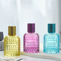 Flacon de parfum en verre rechargeable de qualité supérieure 30ml 50ml 100ml avec pulvérisateur à vis en aluminium, extérieur à pointe, logo personnalisé, plusieurs couleurs
