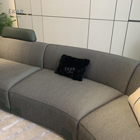 Bequemes Leinen-Couch in Cremeweiß, Breites 3-Sitzer-Sofa mit Holzarmlehnen, Designer-Sofa