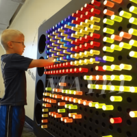 Panneau mural de tige sensorielle coloré interactif Musée des enfants Jouer Gian Bright Lite LED Pegboard Game