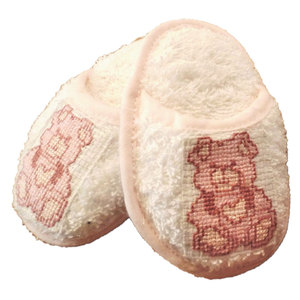Pantoufles en forme d'ours brodées au point de croix rose - Product Image 1