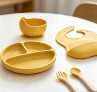 Ensemble de vaisselle pour bébé en silicone 5 pièces avec design personnalisé, assiette, bavoir, bol, cuillère, fourchette, tasse, ensemble d'alimentation pour bébé en silicone