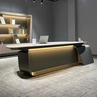 Bureau de direction moderne en forme de L, design de panneau en arc, cadre haut de gamme, luxe léger, accents en acier inoxydable, 2 tiroirs, bureau