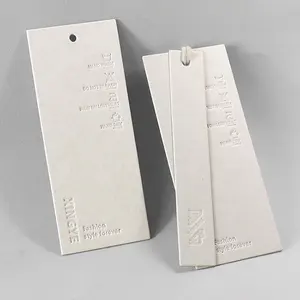 Etiqueta de pendurar luxuosa personalizada uv impresso papel branco etiquetas de roupas personalizadas
