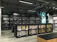 Étagères de magasin de vêtements de sport personnalisées, murs de présentation de chaussures de style entrepôt, présentoirs de chaussures pour magasins de liquidation, armoires de présentation de chaussures pour magasins à prix réduits