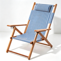 Chaise longue de plage pliable en bois avec structure robuste, dossier réglable, plusieurs options de couleurs rayées pour la détente en bord de mer