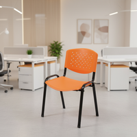 Chaise empilable en plastique noir avec poignée pour salle de formation, conférence et école