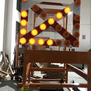 Señalización de Tráfico con Flecha Solar, Lámina Reflectante, Marco de Acero IP65, Luz LED, Montaje en Suelo - Product Image 2