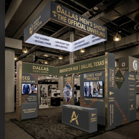 Stand d'exposition modulaire rétroéclairé 10x20 en ligne avec affichage LED SEG et espace de rangement pour la showroom masculine de Dallas