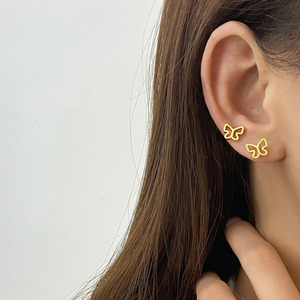 Vente en gros, en stock, boucles d'oreilles clous papillon creuses plaquées or 18 carats pour femmes - Product Image 2