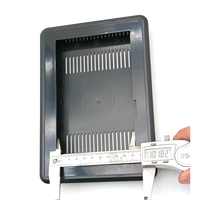 Boîtier de montage sur panneau en plastique ABS noir avec fente de dissipation thermique pour écran tactile HMI et module PCB