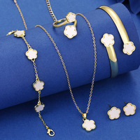 Juego de Joyería de Cobre con Baño de Oro de 14K, Flor de la Suerte de Cinco Colores, 5 Piezas, Trébol de Cinco Hojas Acrílico, Collar, Pulsera, Anillo y Aretes de Alta Gama