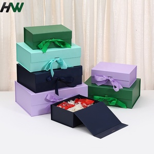 Boîte cadeau en carton pliable magnétique avec logo personnalisé de luxe, avec ruban - Product Image 1