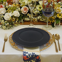 Assiette de présentation noire classique de 13 pouces, motif végétal peint à la main, avec vaisselle en plastique pour la décoration de fête