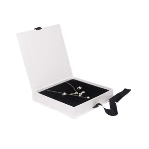 Klasik beyaz kağıt takı ambalaj kutusu siyah şerit yay mücevher seti ekran kılıfı ile özel Logo