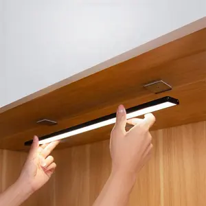 Kablosuz PIR indüksiyon şarj edilebilir mutfak dolapları LED şerit işık altında kabine altında dolap aydınlatma