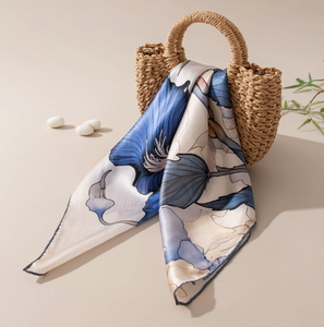 Sciarpa Grande Quadrata in Raso di <span class=keywords><strong>Seta</strong></span> <span class=keywords><strong>Blu</strong></span> con Stampa Floreale per Capelli e Collo da Donna - Product Image 3