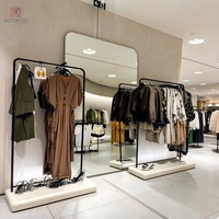 Porte-vêtements autoportant en métal Mookoo avec base solide, présentoir de vêtements pour boutique de vêtements