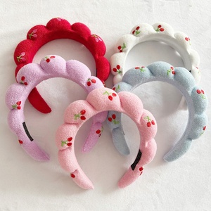 Diadema de alta calidad con estampado de nubes y frutas dulces (cereza, fresa) para mujer, accesorio para el cabello ideal para lavarse la cara. - Product Image 2