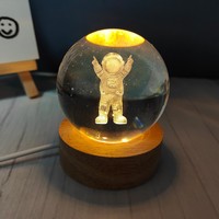 Boule de verre de cristal laser 3D personnalisée personnalisée avec ornement gravé de lumière LED pour décor souvenir ou cadeau
