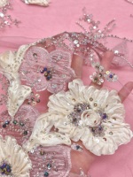 Tissu en tulle orné de strass floraux 3D pour costumes de défilé de mode et de concours