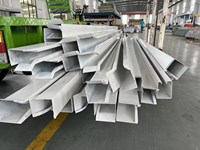 Rail de guidage robuste coupe-vent pour porte à enroulement, rail latéral en acier galvanisé pour porte à enroulement d'entrepôt industriel