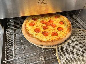 Les dominos utilisent un four à pizza à convoyeur commercial au gaz naturel ou au gaz propane pour un four à pizza d'équipement de restauration de camion de nourriture - Product Image 3