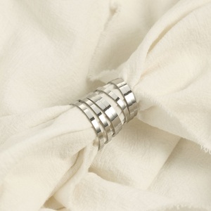 Anello a fascia semplice da donna, in oro 18K, sottile, classico, impilabile, da 2 mm, vestibilità comoda, misure dalla 4 alla 10 - Product Image 6