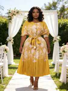 فستان ميدي مطوي بنقشة زهور وردية للنساء ذوات المقاسات الكبيرة - بأزرار أمامية وأكمام قصيرة وحزام، مناسب لحفلات الزفاف والكوكتيل - Product Image 4