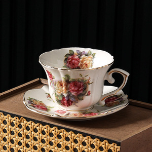 Tasse à café et soucoupe en céramique de style britannique, vintage, luxe, bordure dorée, motif rose, élégante, ensemble tasse et soucoupe pour le thé de l'après-midi - Product Image 1