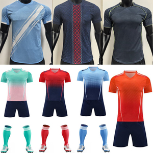 Maglia da Calcio Retrò Personalizzata all'Ingrosso per Club - 100% Poliestere, Asciugatura Rapida, Leggera, Traspirante, Elasticizzata in Quattro Direzioni - Product Image 1