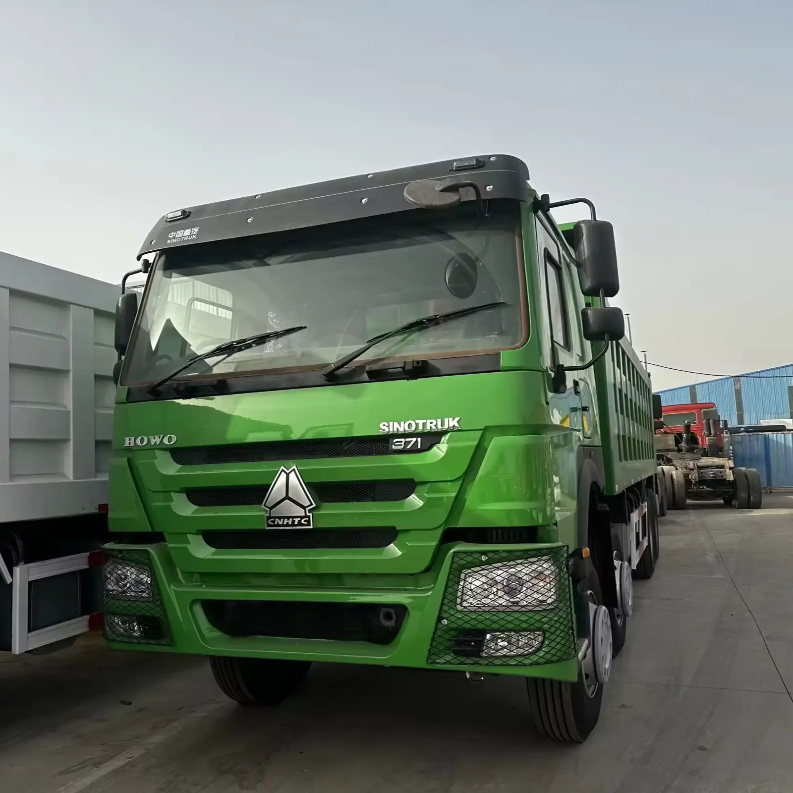 Sinotruk Howo, yük için en düşük fiyat iyi durumda damperli damperli kamyon ile 8x4 12 tekerlekli yeşil kullandı.