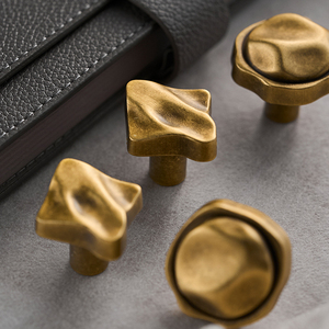 Maniglia Vintage Rotonda in Ottone Anticato Qiansi HK0574 per Armadi, Cassetti, Porte di Cucina, Camera da Letto e Bagno - Product Image 3