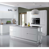 Cuisine intelligente personnalisée au design moderne Armoires de cuisine à portes électriques automatiques haut de gamme de luxe blanc mat avec îlot élévateur