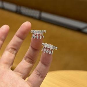 Boucles d'oreilles pendantes en argent pur S925, exquises, haut de gamme, entièrement serties de diamants, avec un design de niche personnalisé - Product Image 2