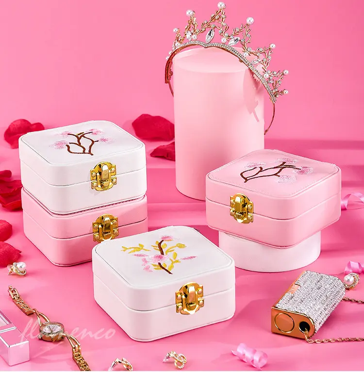 Kotak perhiasan pribadi merah muda putih, desain gesper persegi kotak perhiasan kalung dengan cahaya