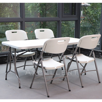 Table à manger pliante moderne en plastique HDPE avec plateau rectangulaire et pieds pliables pour une utilisation en extérieur dans les hôtels et les petits espaces