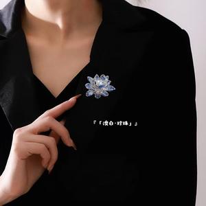 Broche de Aleación Blanca Australiana con Diseño de Número y Perlas en el Pecho, Estilo Europeo Americano de Alta Gama para Mujer - Product Image 4