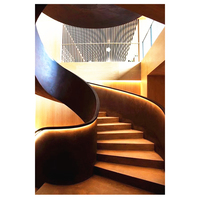 Escalier courbé moderne pour villa, marches en bois massif, avec rampe