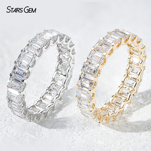 Bague de mariage Starsgem en or blanc 10K et or jaune avec diamant de laboratoire taille émeraude - Product Image 1