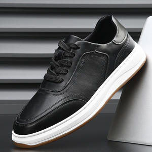 Chaussures blanches polyvalentes de conception nouvelle. Versions pour hommes et femmes. Chaussures décontractées en cuir, respirantes, avec semelles épaisses tendance. - Product Image 2