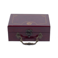 Boîte à bijoux vintage rectangulaire en bois rouge, étui de rangement rétro à charnières avec poignée métallique et serrure, organisateur doublé de velours pour bagues et colliers