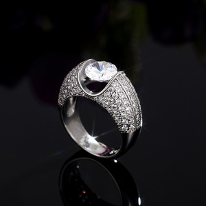 Anello da Donna Completamente Incastonato di Zirconi, Elegante Gioiello per Fidanzamento, Sposa, Uso Quotidiano e Banchetti - Product Image 2