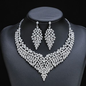 Ensemble collier et boucles d'oreilles exquis d'inspiration vintage pour femmes sophistiquées, parfait pour les banquets et les occasions spéciales - Product Image 6