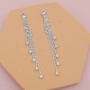 Boucles d'oreilles pendantes géométriques tendance de style européen et américain, entièrement serties de diamants, longues, en strass, plaquées argent, pour boîte de nuit, formelles - Product Image 4