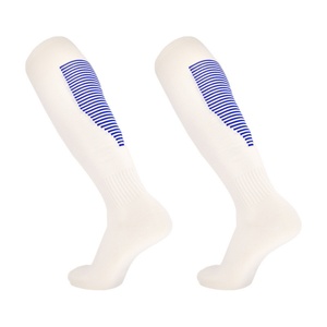 Calcetines Deportivos de Fútbol Antideslizantes Personalizados con Diseño de Franjas, Agarre en la Puntera, Material Transpirable y Ecológico - Product Image 1