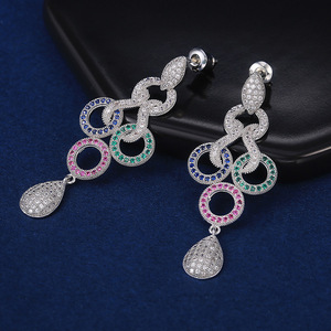 Orecchini Pendenti Lunghi Bicolore per Donne, Gioielli Creativi e Distintivi - Product Image 3
