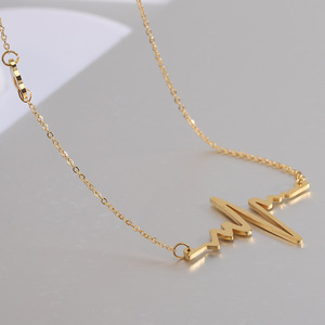 Collar con colgante en forma de corazón y cadena de clavícula de acero inoxidable dorado para mujer, joyería de moda para uso diario. - Product Image 1