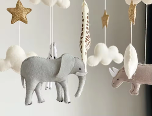 Mobile per Culla con Animali Neutri dell'Africa, Mobile in Feltro Safari con Giraffa, Zebra ed Elefante - Product Image 3